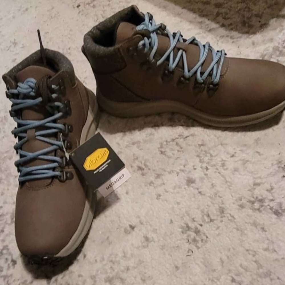Brand New Merrell Waterproof Women's Boots Size 7 never worn